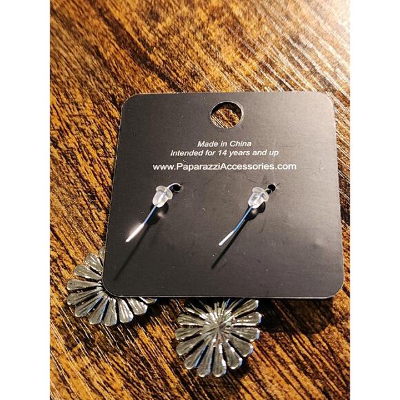 Paparazzi "Delectably Daisy" Silver Earrings - Floral Design w/ Green Accent - Picture 2 of 2